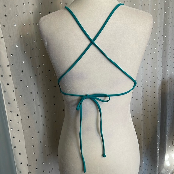 Oakley string bikini top. Size small. - Picture 2 of 6